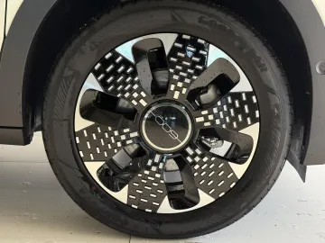 Car image 25