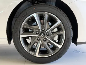 Car image 24