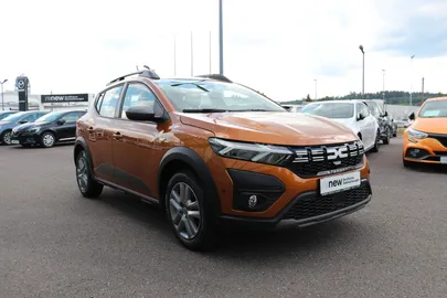 Car image 3