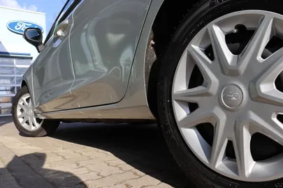 Car image 19