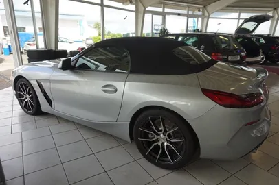 Car image 4