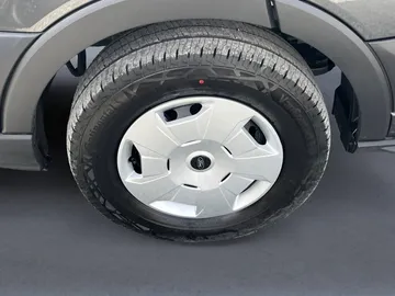 Car image 27