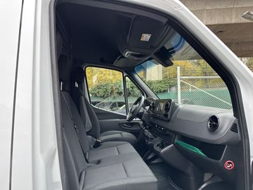 Car image 32