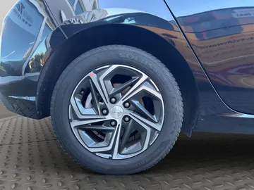 Car image 22