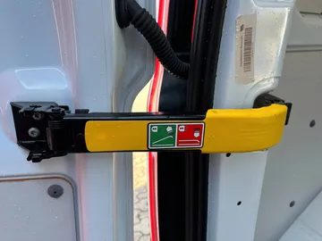 Car image 30