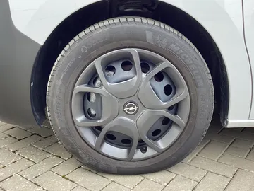 Car image 35
