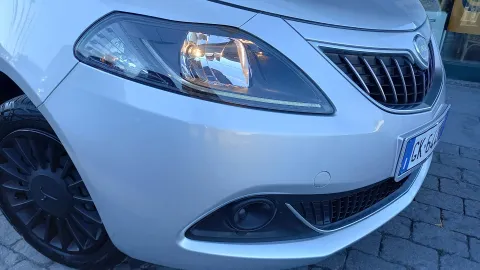 Car image 18