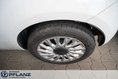 Car image 17