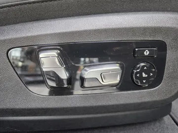 Car image 40