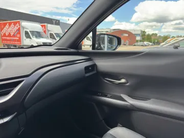 Car image 30