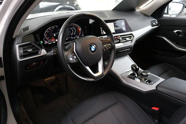 BMW 320d Touring xDrive Advantage 140 kW image number 8