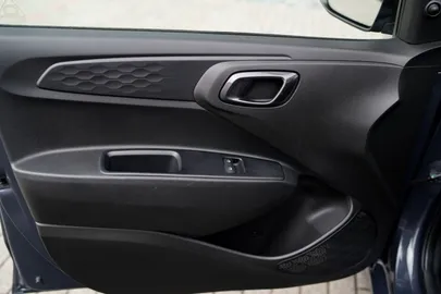 Car image 25