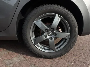 Car image 25