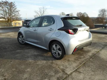 Car image 4