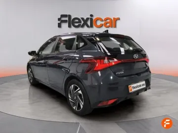 Car image 18