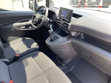 Car image 30