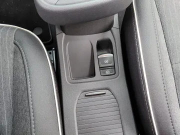 Car image 27