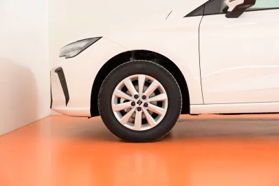 Car image 14