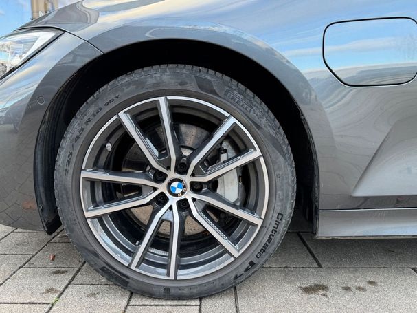 BMW 330 e M 215 kW image number 8