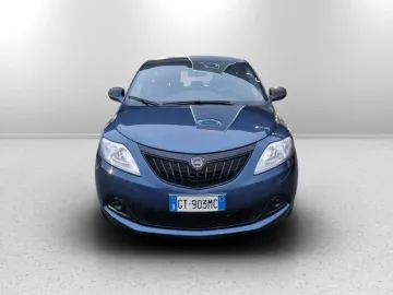 Car image 4