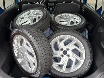 Car image 13