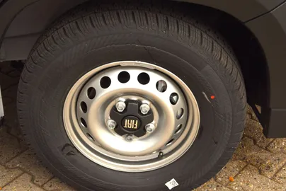 Car image 30