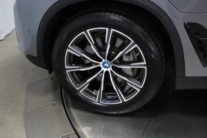 Car image 30