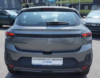 Car image 3