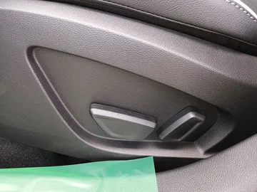 Car image 32