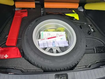 Car image 26