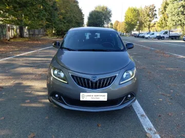 Car image 3