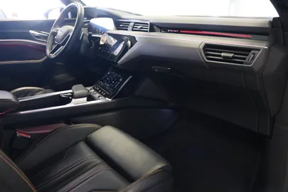 Car image 30