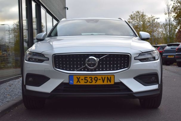 Volvo V60 Cross Country AWD B5 184 kW image number 2