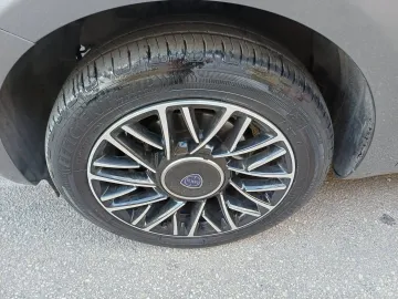 Car image 29