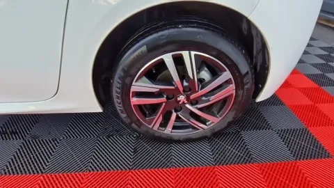 Car image 25