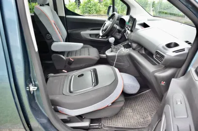 Car image 15