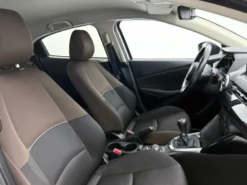 Car image 32