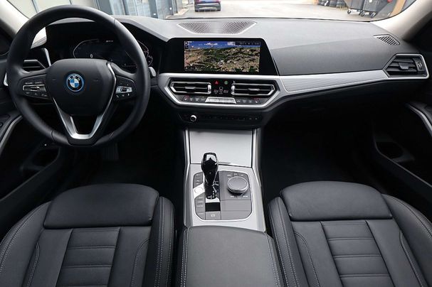 BMW 330 Touring xDrive 185 kW image number 12