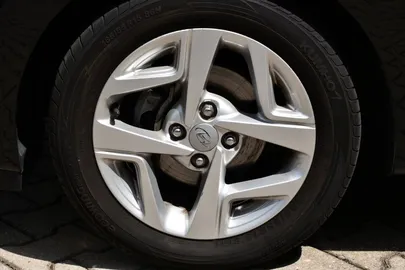 Car image 15