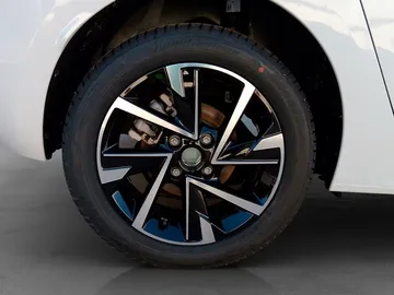 Car image 26