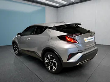 Car image 4