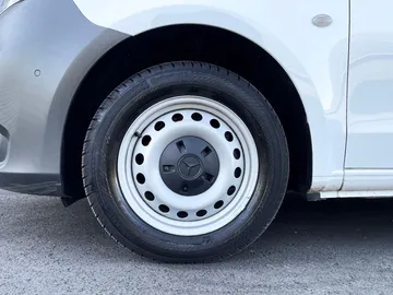 Car image 32