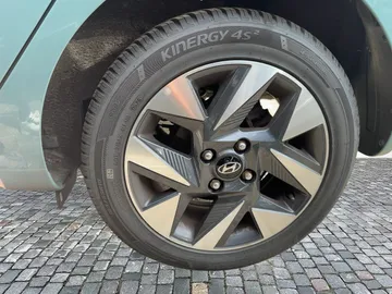 Car image 19