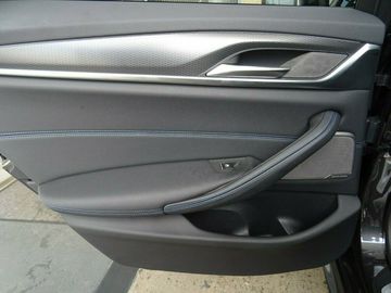 Car image 32