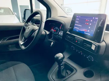 Car image 25