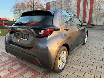 Car image 16