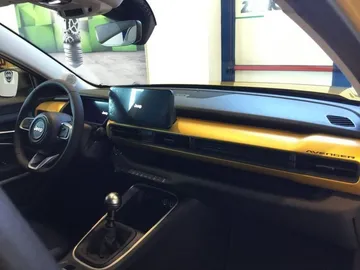 Car image 14