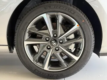 Car image 25