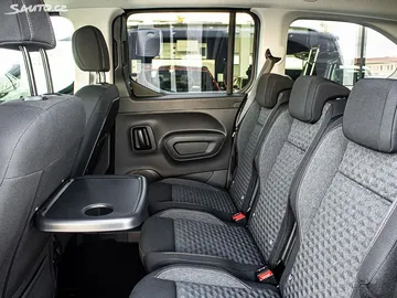 Car image 24