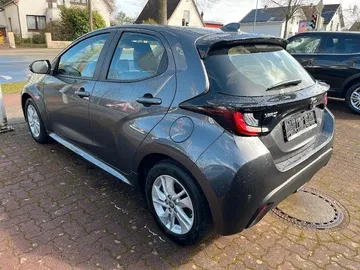 Car image 4